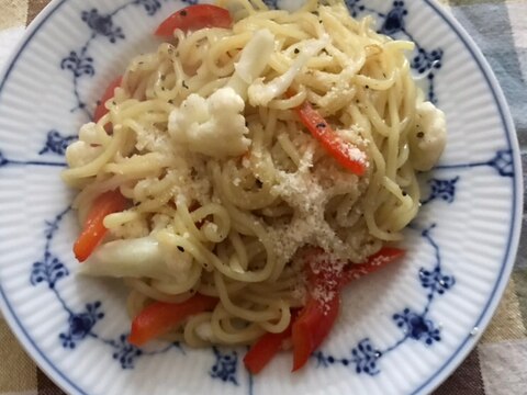 カリフラワーとパプリカの粉チーズ焼きそば